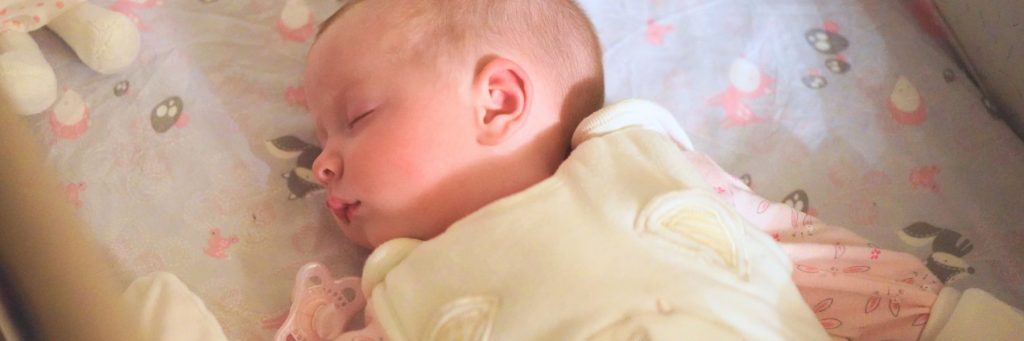 Sovpåse - Bebis sover med sovpåse på sig